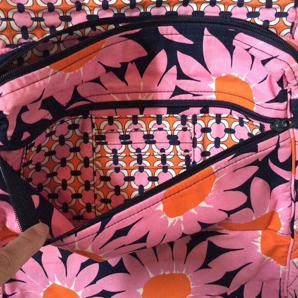 VERA BRADLEY CROSSBODY BAG! VERY ROOMY! EUC! - Picture 4 of 11